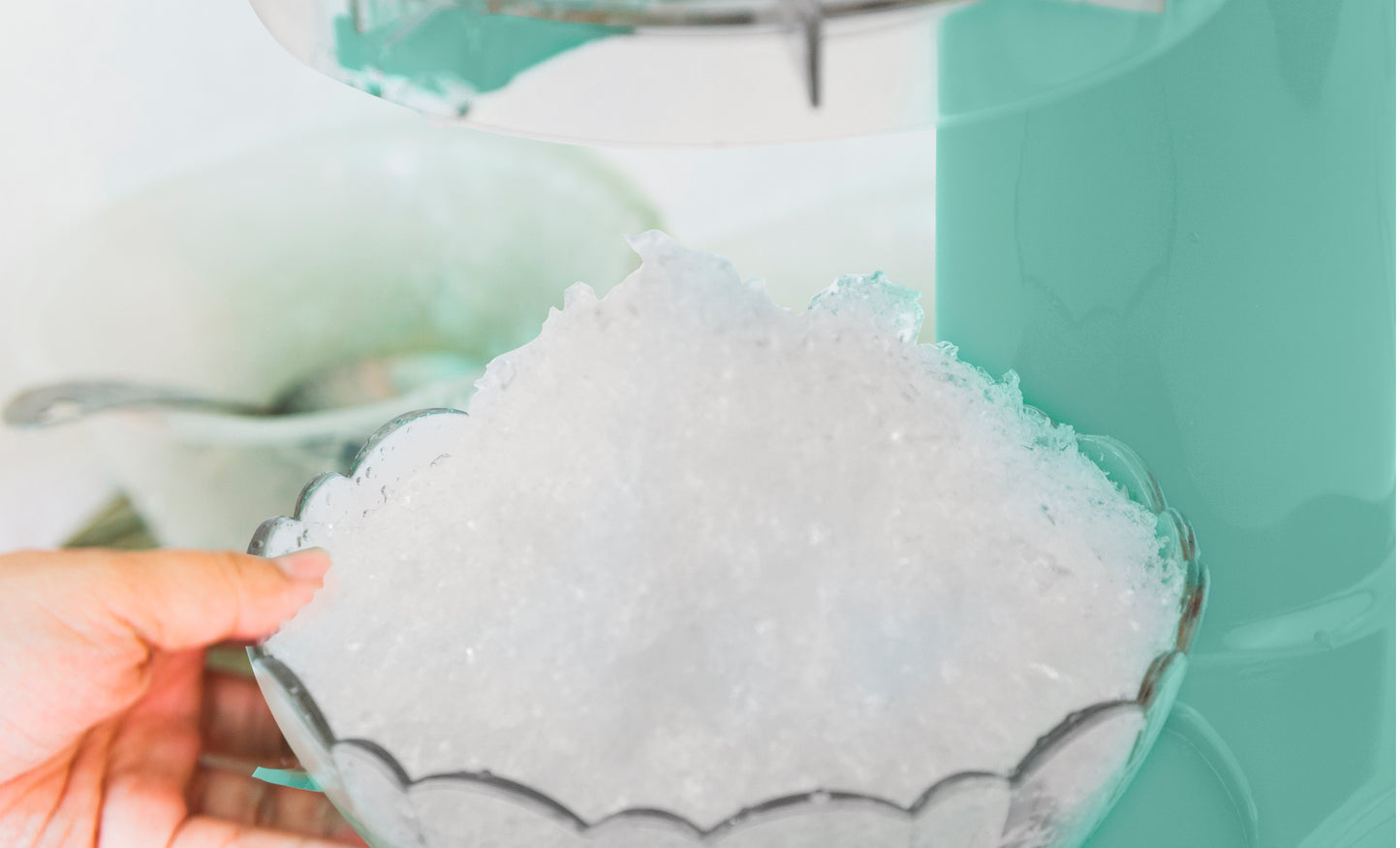 Snow cone and Ice Shaver Machine ( bowl included)